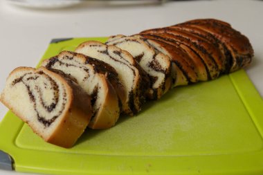 Haşhaş tohumlarıyla yuvarlan. Beyaz Arkaplan.