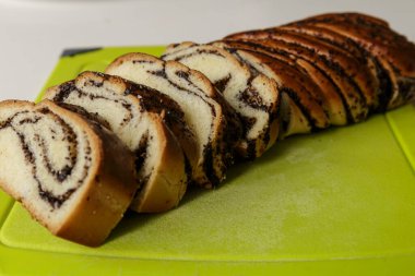 Haşhaş tohumlarıyla yuvarlan. Beyaz Arkaplan.