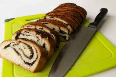 Haşhaş tohumlarıyla yuvarlan. Beyaz Arkaplan.