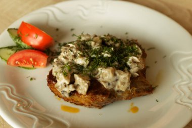 Katranlı domuz bifteği. Sığ alan derinliğiyle seçici odaklanma. Restoran Vuruşu