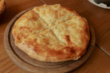 Peynirli sıcak tortilla. Khachapuri, peynirli ekmek. Bir tabak Kafkas mutfağı. Bir Restoranda Fotoğraf