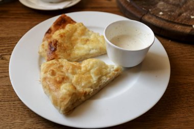 Peynirli ve beşamel soslu sıcak tortilla. Khachapuri, Kafkas mutfağı. Restoran Vuruşu.