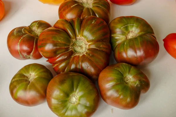 Vários Tomates Orgânicos Frescos Diferentes — Fotografia de Stock