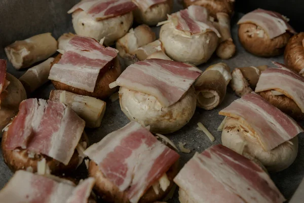 Kızartma tavasında pişirmek için mantar, peynirli, pastırmalı, şampiyonlu. Restoran Vuruşu