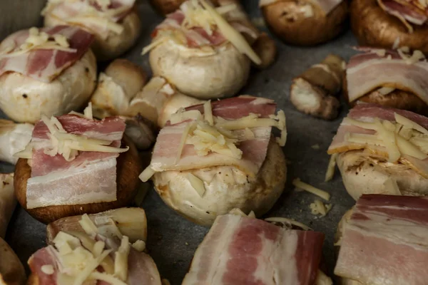 Kızartma tavasında pişirmek için mantar, peynirli, pastırmalı, şampiyonlu. Restoran Vuruşu