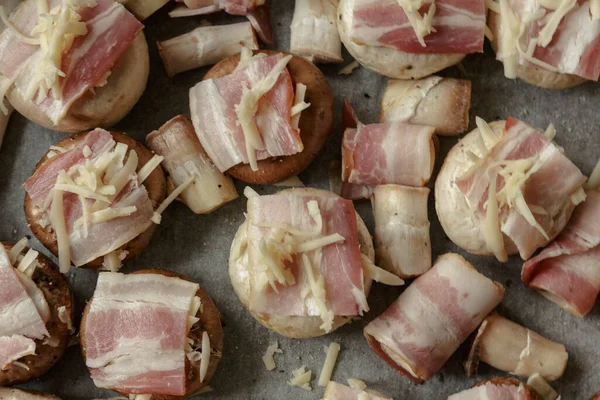 Kızartma tavasında pişirmek için mantar, peynirli, pastırmalı, şampiyonlu. Restoran Vuruşu