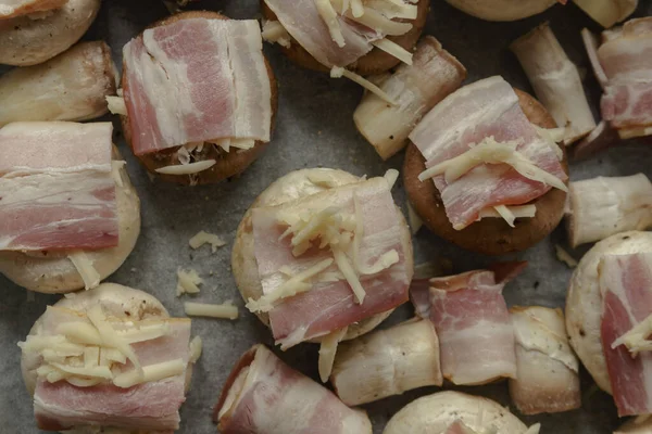 Kızartma tavasında pişirmek için mantar, peynirli, pastırmalı, şampiyonlu. Restoran Vuruşu