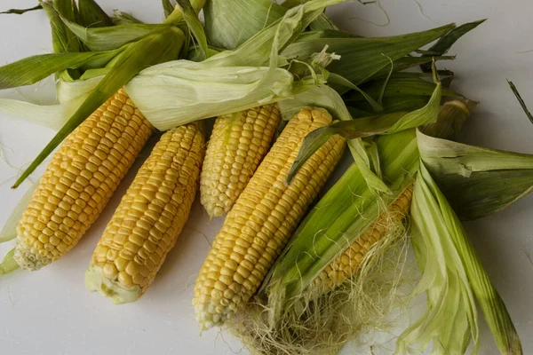 Veganes Essen Reife Maiskolben Isoliert Auf Weißem Hintergrund — Stockfoto