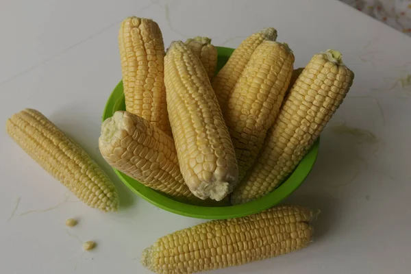 Veganistisch Eten Rijpe Maïskolf Een Schaal Geïsoleerd Witte Achtergrond — Stockfoto