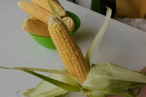 Veganes Essen Reifer Maiskolben Einer Schüssel Isoliert Auf Weißem Hintergrund — Stockfoto