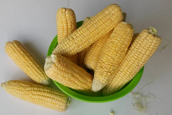 Veganistisch Eten Rijpe Maïskolf Een Schaal Geïsoleerd Witte Achtergrond — Stockfoto
