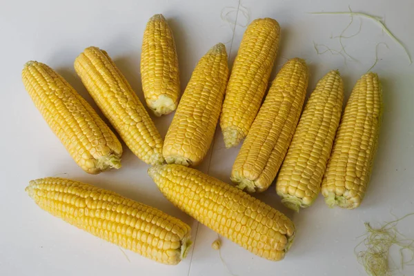 Veganistisch Eten Rijpe Maïskolf Geïsoleerd Witte Achtergrond — Stockfoto