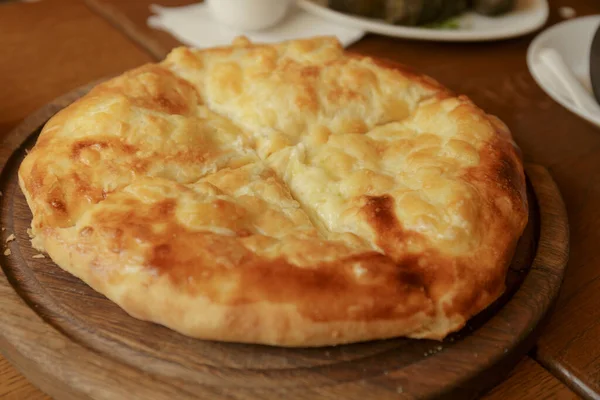 치즈곁들인 뜨거운 토르티야 차푸리 치즈와 빵이야 카프카스 요리의 종류이다 식당에서 — 스톡 사진