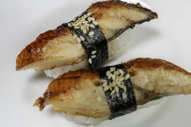 Suşi ve börekler beyaza izole edilmiş. Japon deniz ürünleri