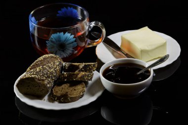 İngiliz Kahvaltısı. Sandviç, tereyağı ve erik reçelli çay. Koyu arkaplan.