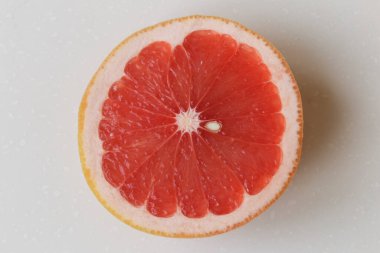 Beyaz arka planda taze greyfurt. Sağlıklı gıda yaşam tarzı konsepti. Vejetaryen yemeği.