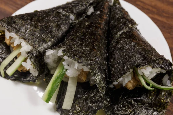 寿司とロールは白で隔離されています 日本の魚介類 — ストック写真