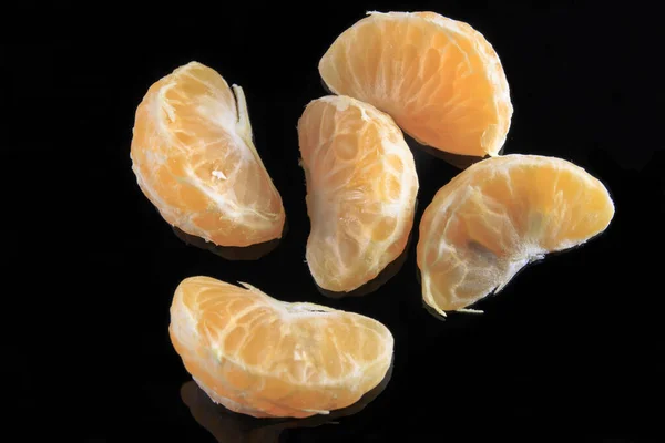 Mandarines Orange Isolées Sur Fond Sombre Alimentation Végétalienne — Photo