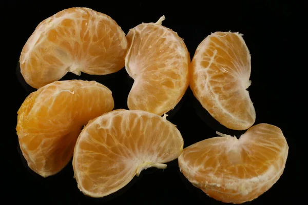 Fatias Tangerinas Laranja Isoladas Fundo Escuro Comida Vegan — Fotografia de Stock