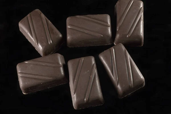 Fatias Chocolate Isoladas Fundo Escuro — Fotografia de Stock