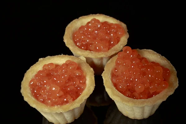 Aperitivo Tartlets Com Red Caviar Isolado Fundo Preto — Fotografia de Stock