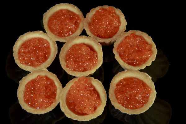 Aperitivo Tartlets Com Red Caviar Isolado Fundo Preto — Fotografia de Stock