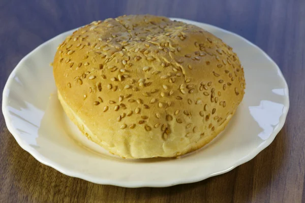 バーガーだ 白い皿の上のハンバーガーのためのパン — ストック写真