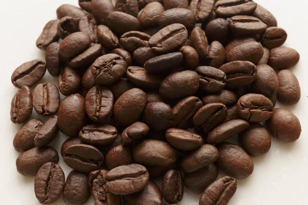 Kávébab Közepes Sült Fehér Alapon Pörkölt Kávé Szerkezete Babban — Stock Fotó