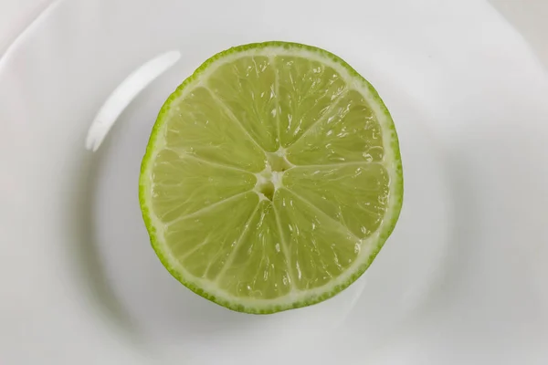 Beyaz Tabakta Dilimlenmiş Yeşil Limon Zole Edilmiş Vejetaryen Yemeği — Stok fotoğraf