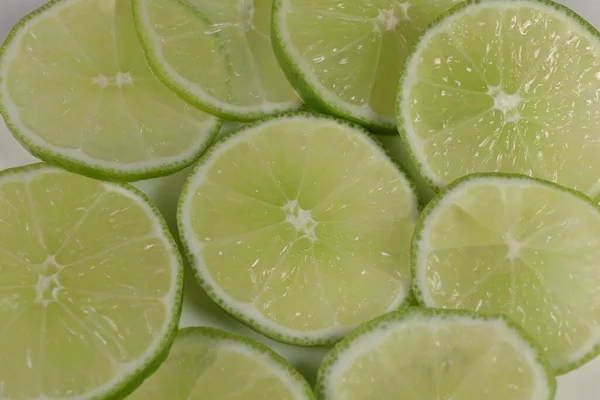 Нарізаний Зелений Лайм Білій Тарілці Ізольовані Веганська Їжа — стокове фото