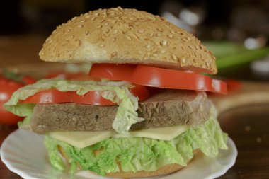 Sokak yemeği. Biftek Burger. Beef, Sweet Pepper, Marul ve Peynirli Burger.
