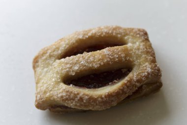 Çilek reçelli kurabiyeler, beyaz arkaplanda izole edilmiş yakın plan..