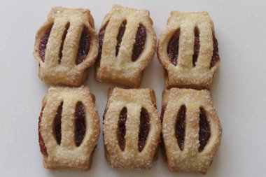 Çilek reçelli kurabiyeler, beyaz arkaplanda izole edilmiş yakın plan..