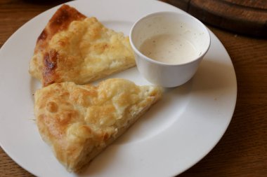 Peynirli ve beşamel soslu sıcak tortilla. Khachapuri, Kafkas mutfağı. Restoran Vuruşu.