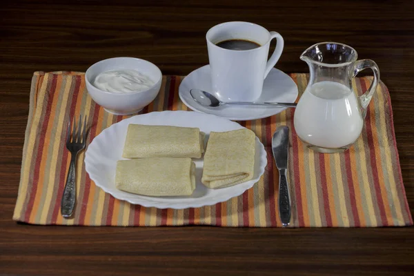 Pfannkuchen Und Kaffee Gefüllte Pfannkuchen Mit Saurer Sahne Frühstück — Stockfoto