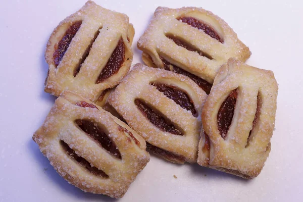 Печиво Полуничним Джемом Ізольоване Білому Тлі Крупним Планом — стокове фото
