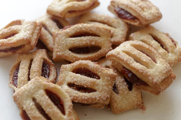 Biscoitos Com Geléia Morango Isolados Fundo Branco Closeup — Fotografia de Stock