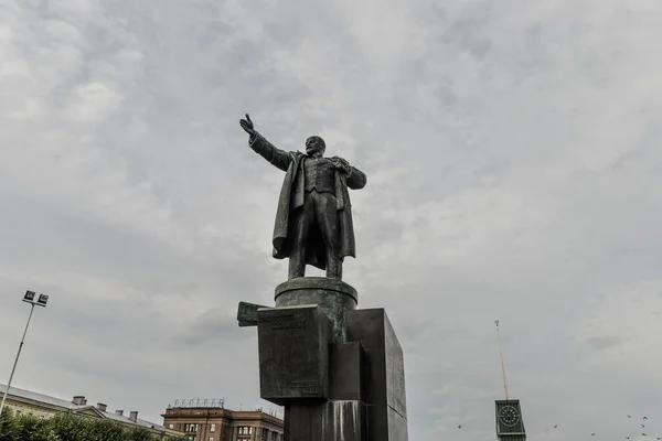革命都市サンクトペテルブルクのレニン広場でソ連国家の創設者ウラジーミル レーニン記念碑 — ストック写真
