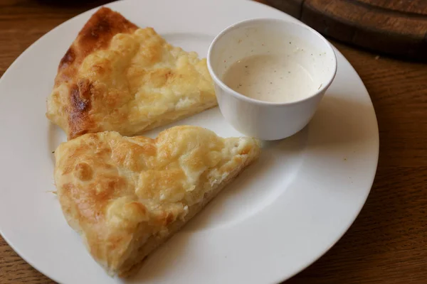 Peynirli Beşamel Soslu Sıcak Tortilla Khachapuri Kafkas Mutfağı Restoran Vuruşu — Stok fotoğraf