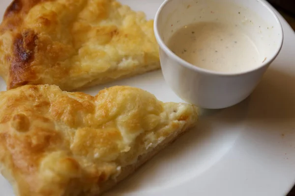 Horká Tortilla Sýrem Bešamelovou Omáčkou Khachapuri Kavkazská Kuchyně Restaurace Shot — Stock fotografie