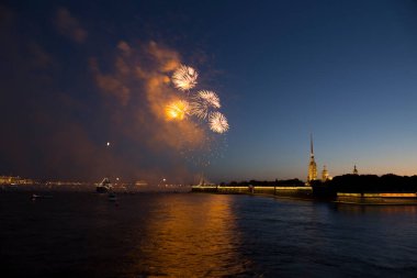 Neva nehri üzerinde havai fişekler, Peter ve Paul Kalesi selamın ışığında