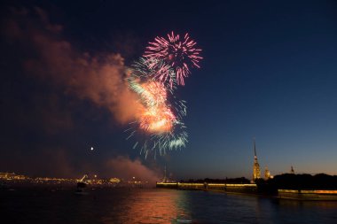 Neva nehri üzerinde havai fişekler, Peter ve Paul Kalesi selamın ışığında