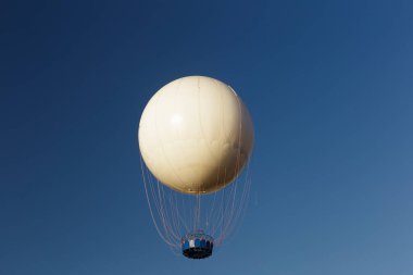 Beyaz Sıcak Hava Balonu açık mavi gökyüzünde. Düşük açı görünümü