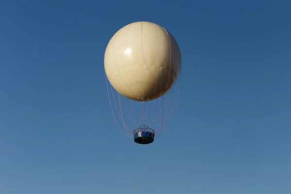 White Hot Air Balloon Högt Upp Klarblå Himmel Låg Vinkel — Stockfoto