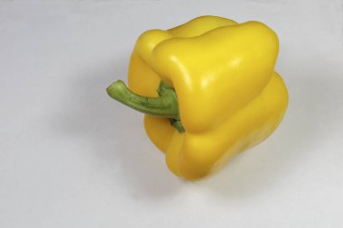 Çiğ organik dolma biber kullanıma hazır, beyaza izole edilmiş, vejetaryen yemeği kavramı yemeye hazır..