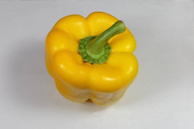 Çiğ organik dolma biber kullanıma hazır, beyaza izole edilmiş, vejetaryen yemeği kavramı yemeye hazır..