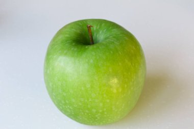 Beyaz Arkaplanda Yeşil Elmanın Kapanışı.