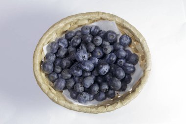 Beyaz arka planda yabanmersini sepeti, yemeye hazır, vejetaryen yemeği..