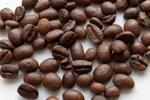 Sült Kávébab Elszigetelve Fehérektől Absztrakt Háttér — Stock Fotó