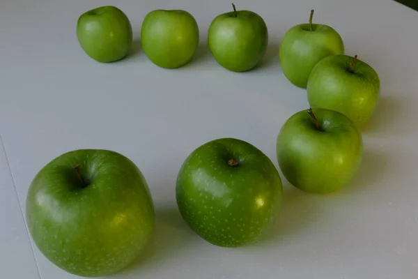 Primer Plano Manzanas Verdes Sobre Fondo Blanco — Foto de Stock